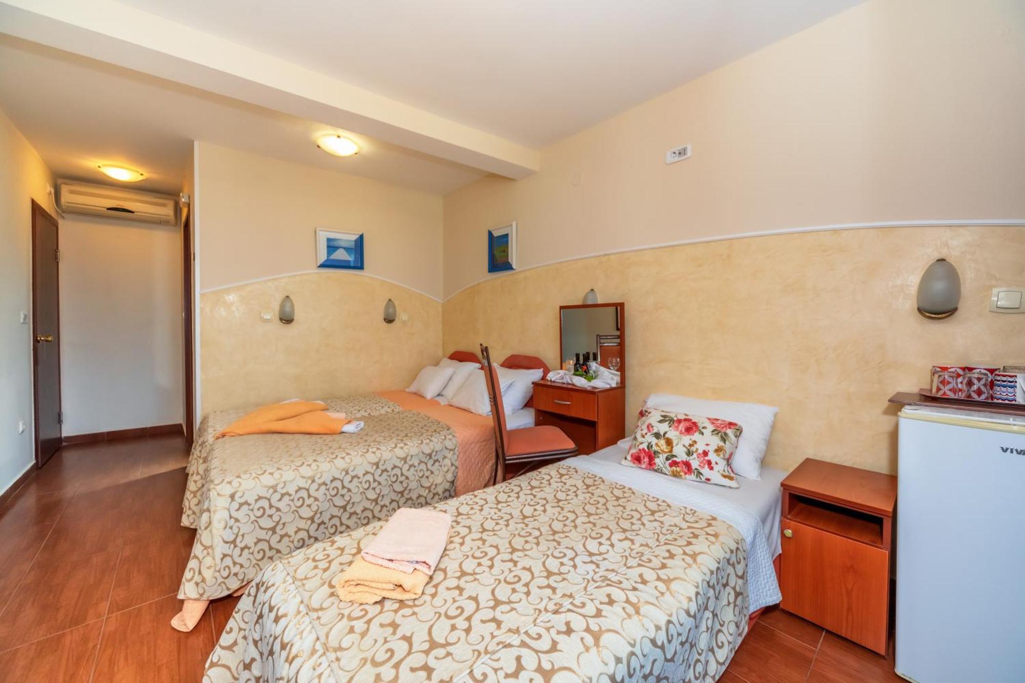Apartments Pod Lozom With Seaview Petrovac Rom bilde